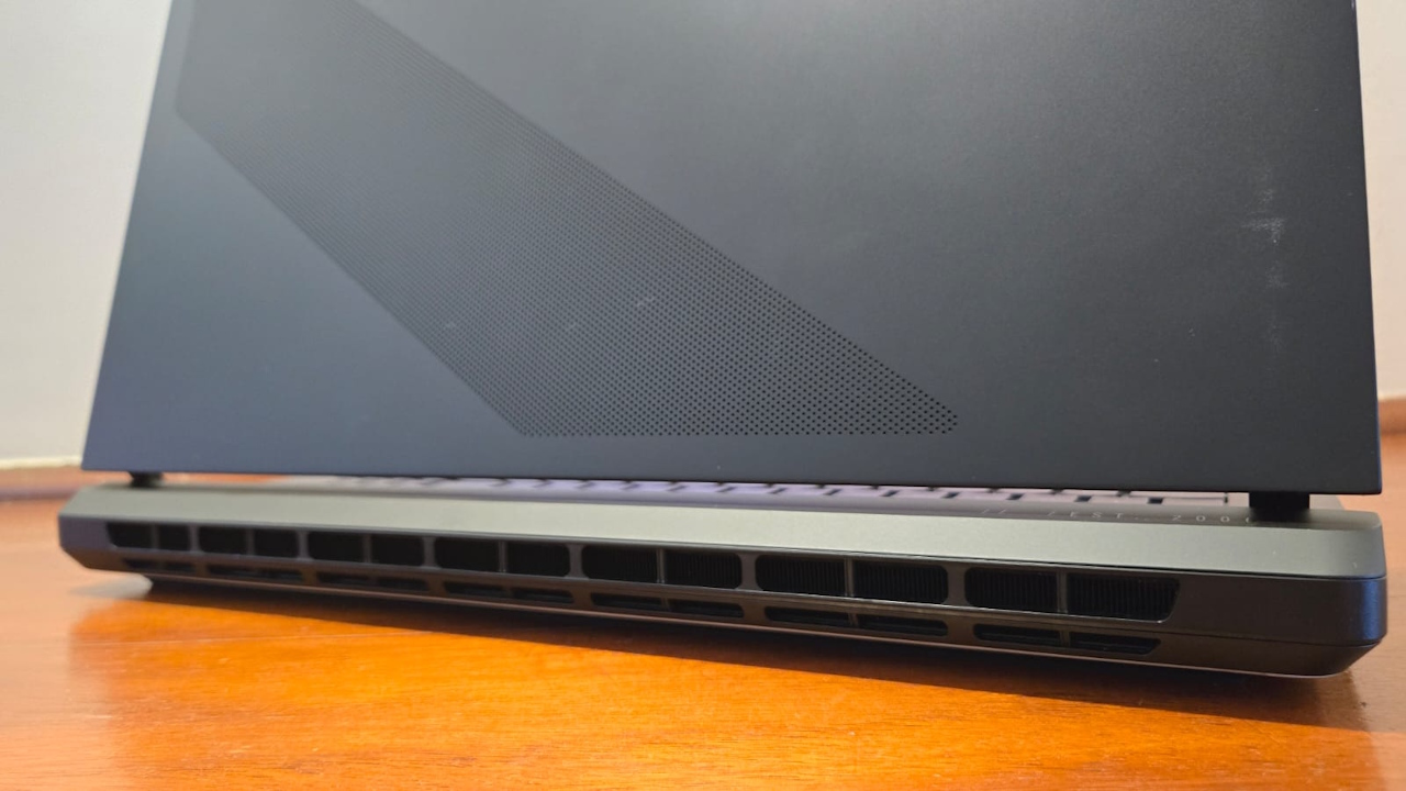 ROG Strix Scar 18 ROG Strix Scar 18 -saída de ar