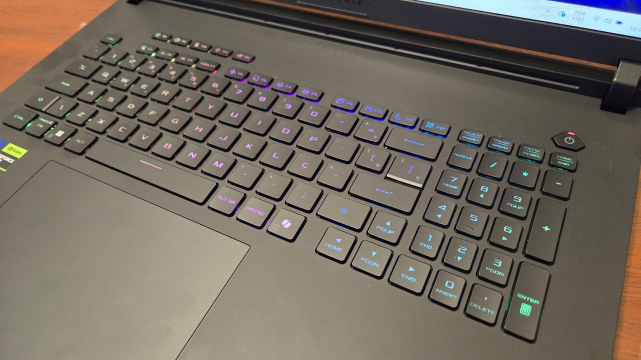 ROG Strix Scar 18 ROG Strix Scar 18 - teclado e touchpad